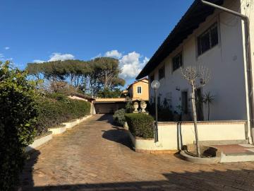 Affittasi Villetta a schiera, Splendido Villino Bilivello Ristrutturato con Terrazza Annunci Roma, Zona Infernetto Rif.626766