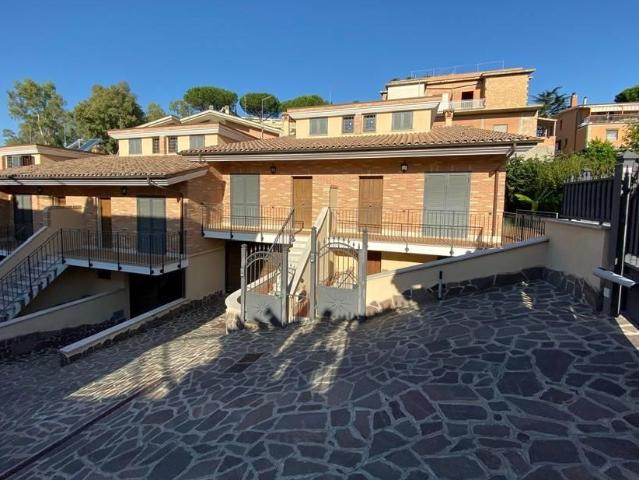 Affittasi Villetta a schiera, Villa a schiera Annunci Roma, Zona Casalotti Rif.633528