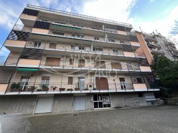 AFFITTIAMO AMPIO TRILOCALE CON DOPPI SERVIZI IN ZONA VILLA OLMO COMO