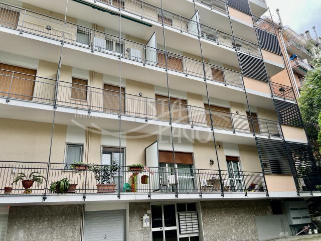 AFFITTIAMO AMPIO TRILOCALE CON DOPPI SERVIZI IN ZONA VILLA OLMO COMO