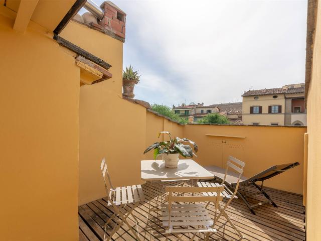 Affitto Attico, in zona SANTO SPIRITO, FIRENZE