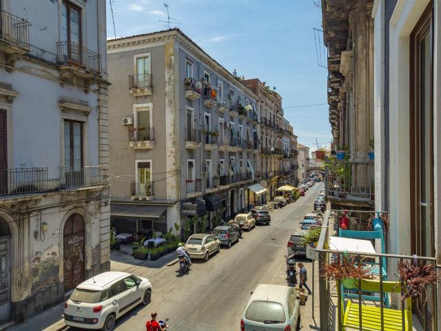 Affitto Appartamento, in zona VIA VITTORIO EMANUELE II, CATANIA