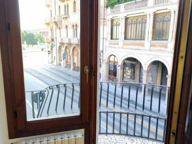 AFFITTO 3 CAMERE IN PRATO DELLA VALLE €.2.200 rif.2228