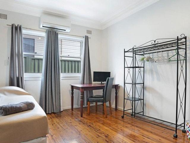 Affordable and Convenient Room for rent in Cringila Available Now!