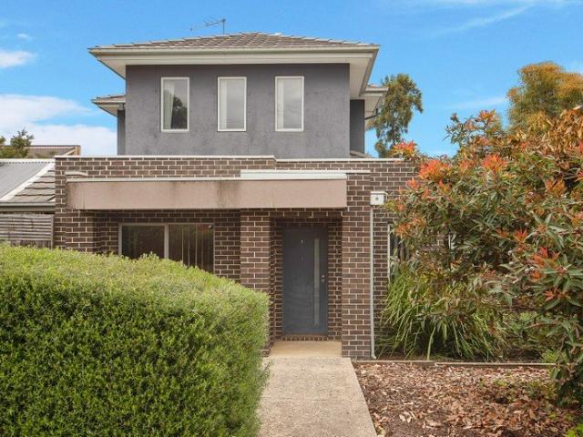 Affordable and spacious townhouse offering two courtyards