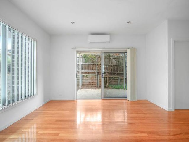 Affordable and spacious townhouse offering two courtyards