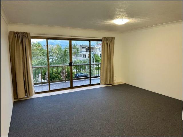 Spacious Ground Floor Apartment with Multiple Outdoor Areas
