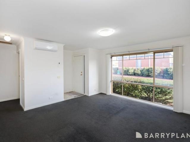 Affordable Comfort & Convenience – Walk to Keilor Plains Station