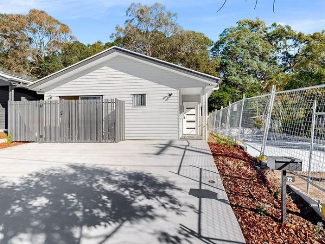 Affordable Designer Unit – Minutes to the Train, all bills included!