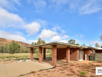 House for sale in Alice Springs County - Garden