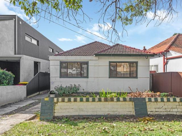 AFFORDABLE FAMILY HOME RENOVATOR/BUILDER'S DELIGHT !