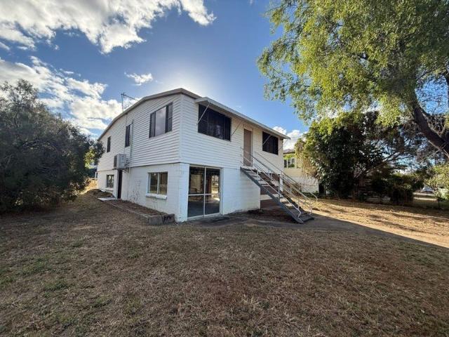 AFFORDABLE HOME 1,012m2 Fenced 3 bedrooms+ Garage Storage underneath