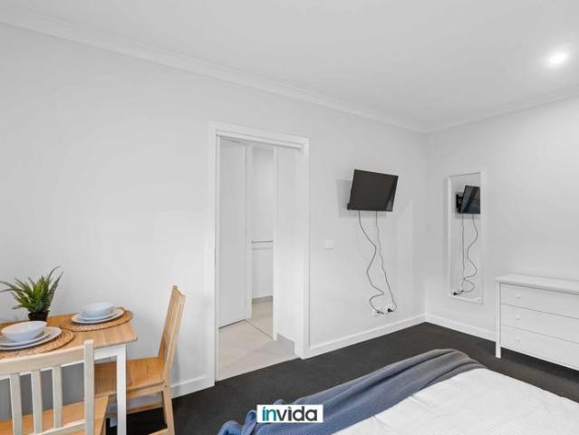 Affordable living in a modern Rooming House Accommodation PRIVATE room with ensuite and kitchenette, air con and hi speed WI FI !