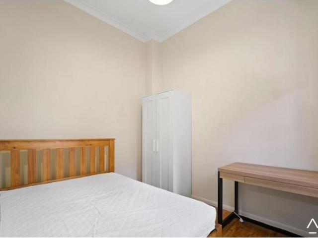Affordable Room in Conveniently Located Guest House