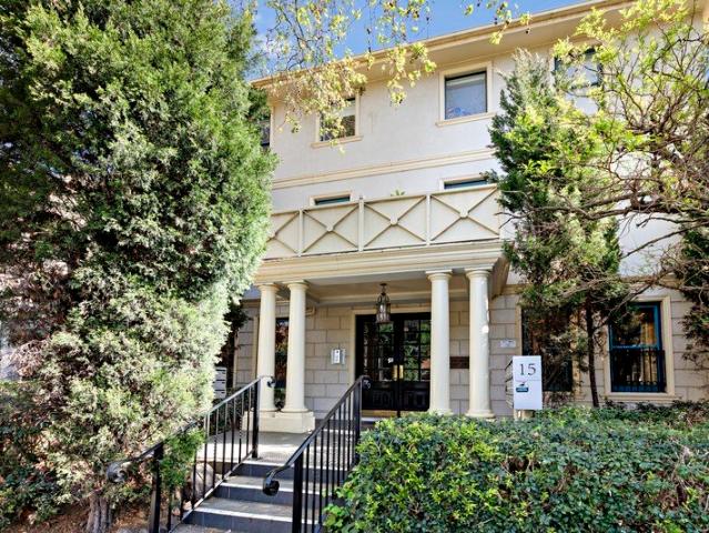 Affordable St Kilda studio apartment at the 'Paris' end of Acland Street