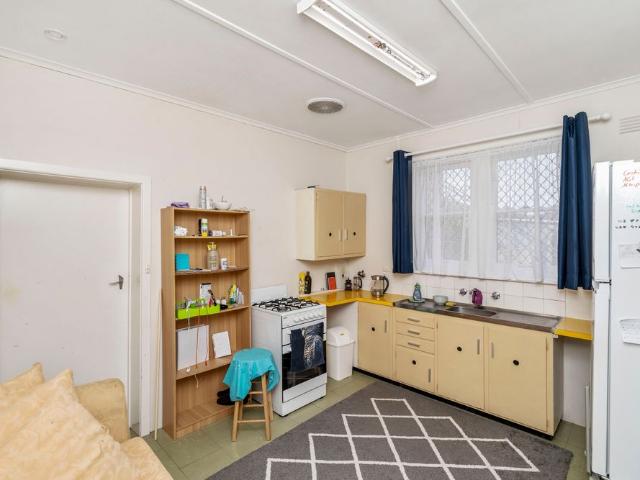 Affordable Studio Apartment Close to Shops, Schools & TAFE