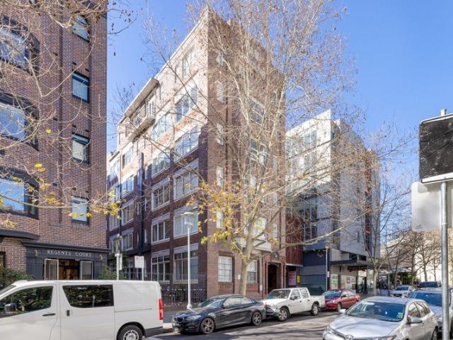 Affordable studio opportunity with scope to modernise
