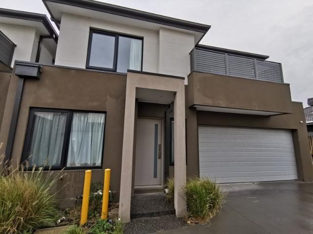 Affordable Spacious home Close to Springvale Station!