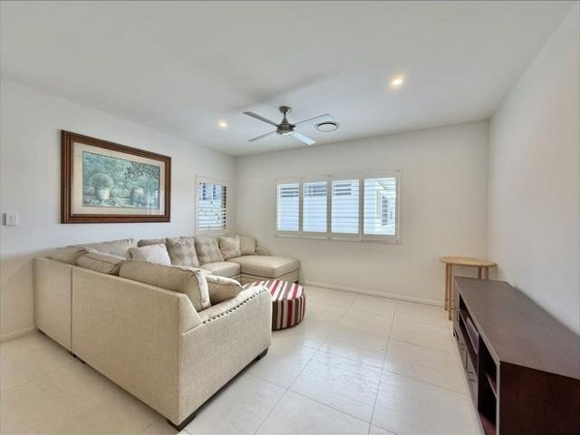 Affordable 2 Bedroom Suite in Prestigious Hope Island Location