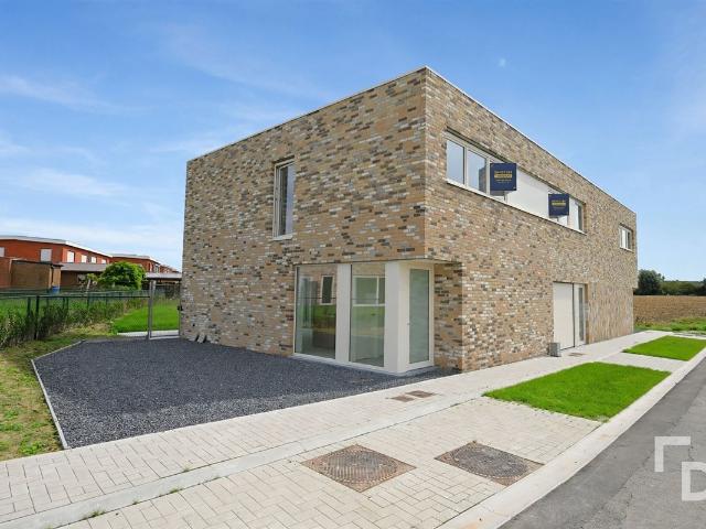 Afgewerkte nieuwbouwwoning te huur in hartje Proven
