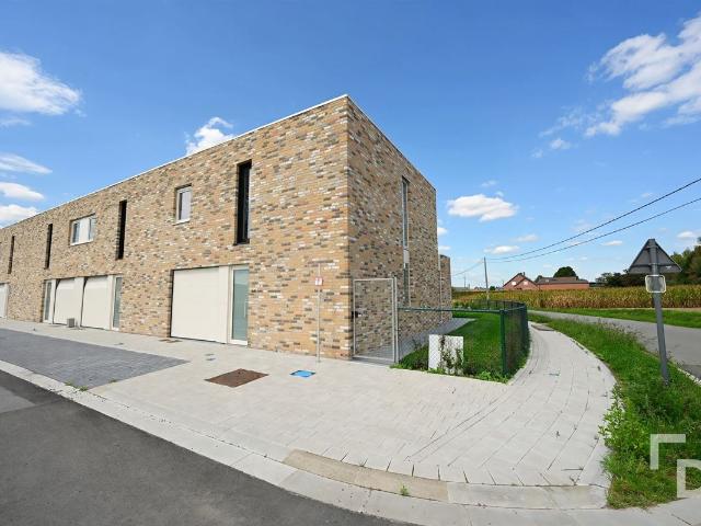 Afgewerkte nieuwbouwwoning te huur in hartje Proven