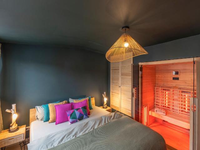 Africa Lodge with infra red sauna, cleaning services included, Dusseldorf Amsterdam Apartments for Rent