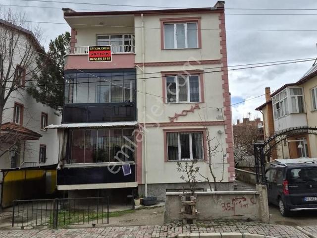 Afyon Üçok Emlaktan Kanlıca Mah 2+1 90m² Temiz Bakımlı Satılık
