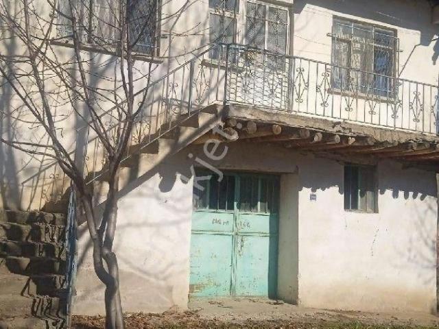 Afyon Şuhut Çakır Özü Köyünde 770m2 İki Katlı Köy Evi