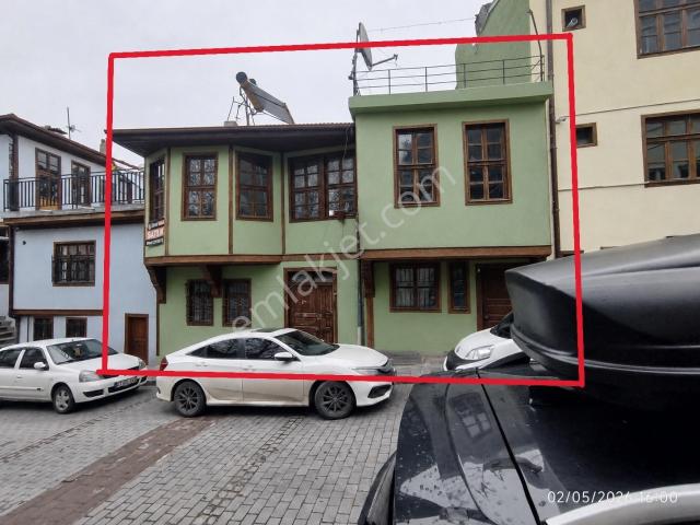 Afyon Da Kale Manzaralı Tarihi Ev Merkezde, Yatırımlık Fırsat!