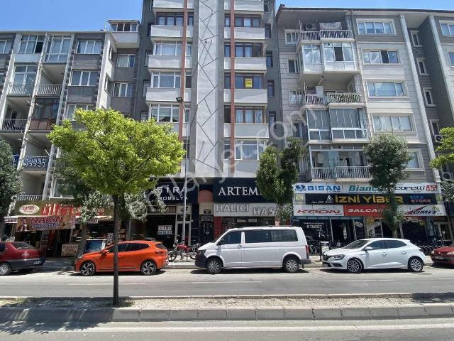 Afyon Özsu Emlak'tan Kurtuluş Cad. Satılık 3+1 Daire