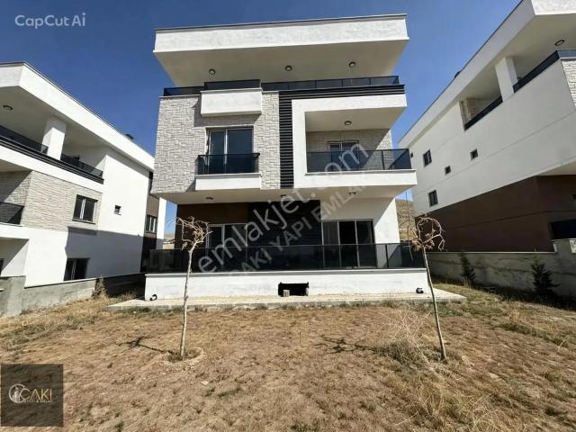Çakı Yapı Emlaktan Edremitte Göl Manzaralı Satılık Lüks Villa