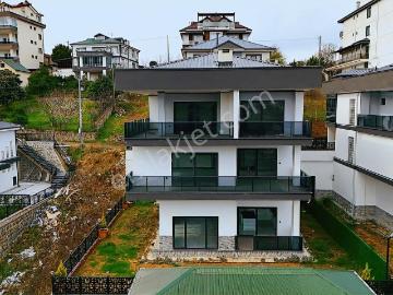 Akçaabat Yaylacık'ta Oturuma Hazır Deniz Manzaralı Lüks Villa