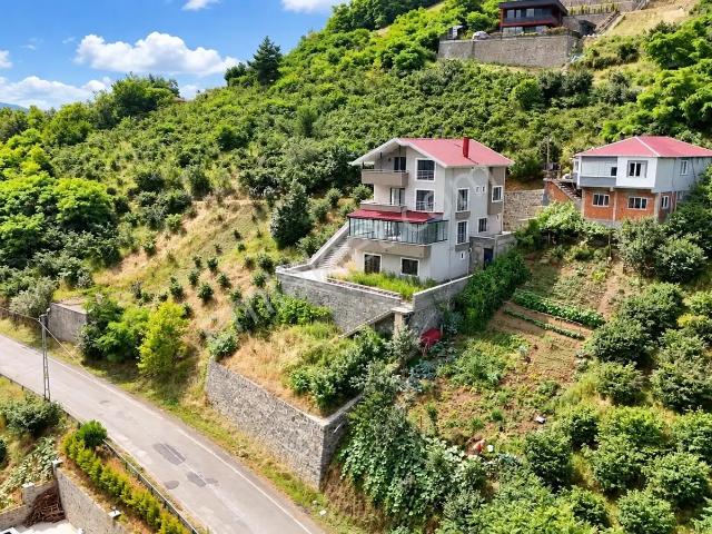 Akçaabat Akçatepe Tesisinin Altında Satılık Fırsat Villa