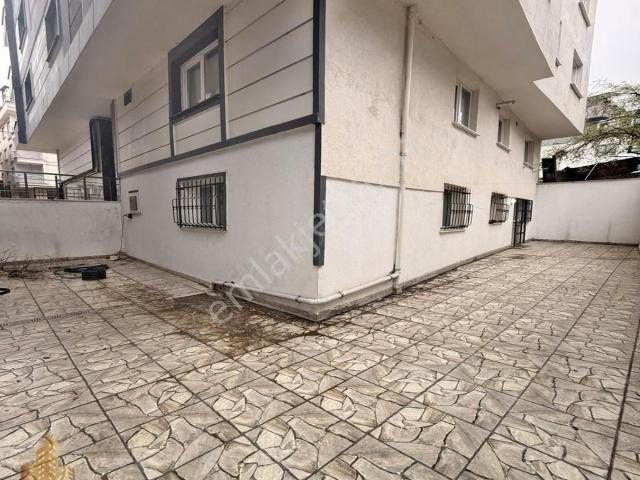 Akçaburgaz'da Müstakil Bahçeli Fırsa 2+1 Satılık Daire