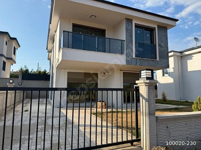 Akçaova da 300 m2 Arsa İçerisinde Tek Müstakil Villa Satılıktır