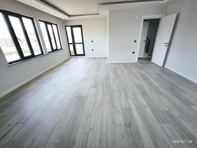AKÇALAR'DA ULUABAT GÖLÜ'NE 5 DK. MESAFEDE TERASLI 3+1 DUBLEKS