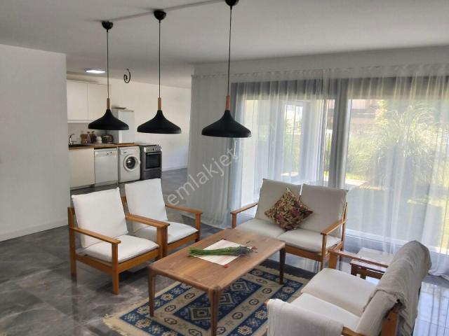 Akçay Yenimahalle'de Denize Sıfır Konumda Yazlık