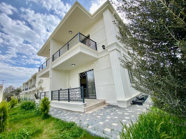 ꧁akçay Ay Emlaktan꧂güre'de Lüks Sitede Bahçe Kullanımlı Müstakil Tadında Satılık 2+1 Şık Daire