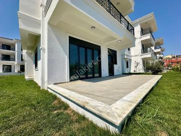 ꧁akçay Ay Emlaktan꧂küçükkuyu'da Lüks Sitede Denize 250 Mt Bahçe Kullanımlı Satılık 2+1 Daire