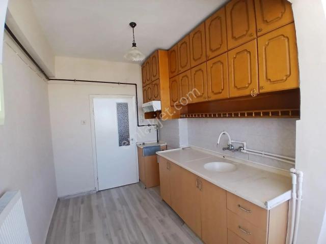 Akçay Emlak'tan Akşehir Mualla Nigar Ortaokulu Ve Cumhuriyet İlkokulu Civarında Kiralık 3+1 Daire