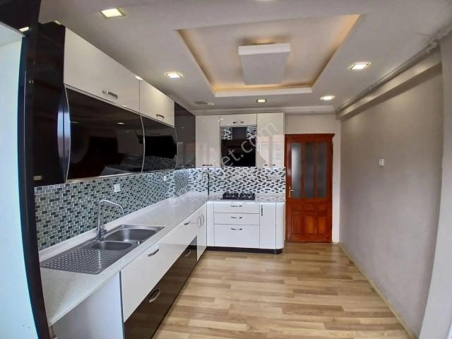 Akçay Emlak'tan Akşehir Adliyesi Yanında Çarşı Merkezde Komple Bakımlı Satılık Geniş 3+1 Daire
