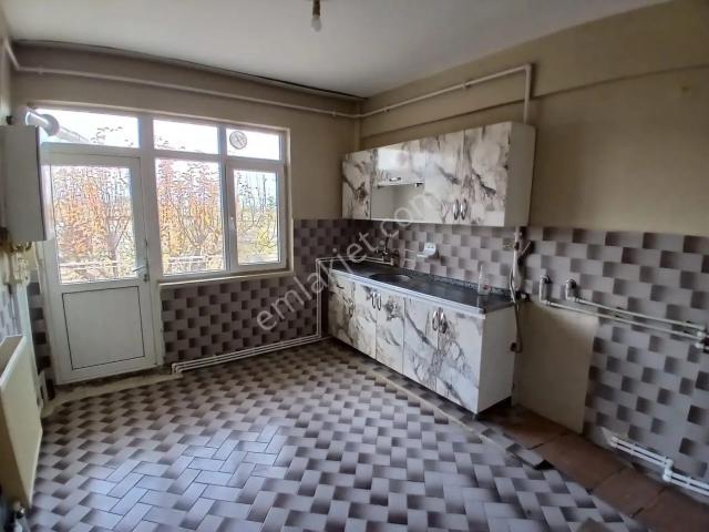 Akçay Emlak'tan Akşehir Bölge Trafik Civarında Doğalgaz Kombili Müstakil Tadında Kiralık 2+1 Daire