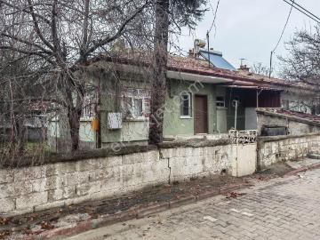 Akçay Emlak'tan Akşehir Gazi Mahallesinde Köşe Parsel Bahçeli Doğalgazlı Satılık Müstakil Ev
