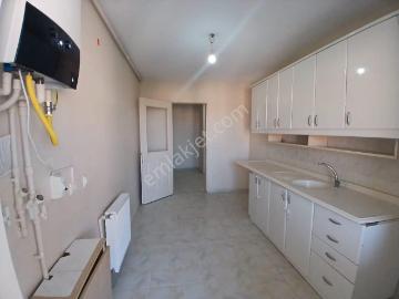 Akçay Emlak'tan Akşehir Gazi Pazarı Civarında Bakımlı Ara Kat Kiralık 3+1 Daire