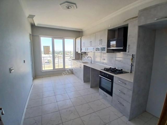 Akçay Emlak'tan Akşehir Karayolları Şubesi Civarında Asansörlü Beş Yaşında Kiralık 2+1 Daire