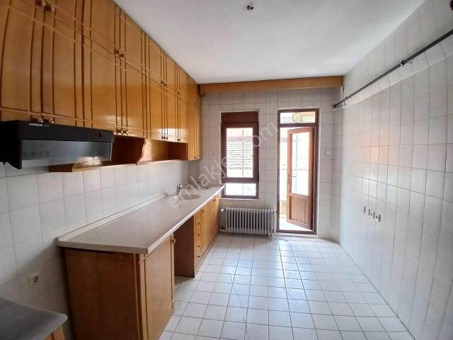 Akçay Emlak'tan Akşehir Kileci Mahallesi Gazi Pazarı Civarı Orijinalliği Korunmuş Satılık 2+1 Daire