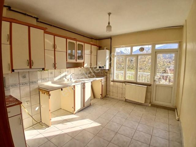 Akçay Emlak'tan Akşehir Çarşı Merkezde Nasreddin İlkokulu Yanında Ara Kat Kiralık 3+1 Daire