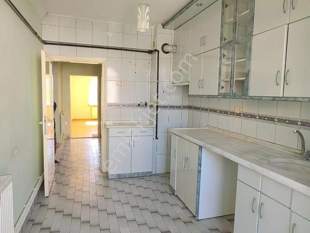 Akçay Emlak'tan Akşehir Stadyum Yanında Ara Kat Satılık Geniş 2+1 Daire