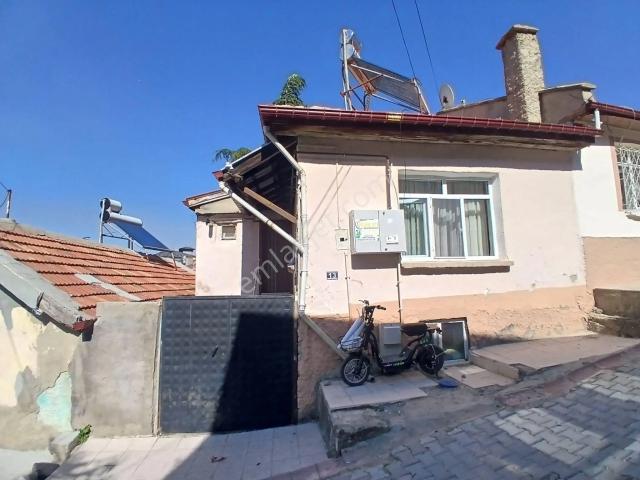Akçay Emlak'tan Akşehir Yıldırım Mahallesinde Bakımlı Doğalgazlı Teraslı Satılık Müstakil Ev