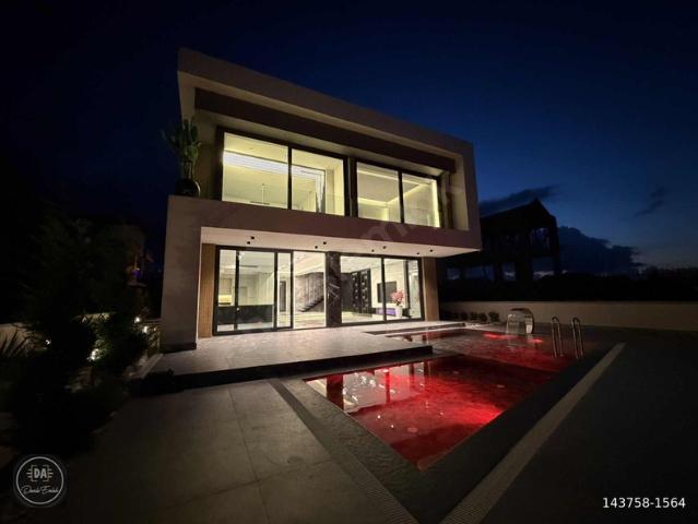 Akıllı Ev Sistemli Denize Sıfır Özel Havuzlu Villa